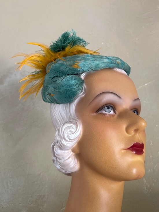 FESTIVE 1950s\' AQUA/GOLD FEATHER COCKTAIL HAT + BROOCH main image 11
